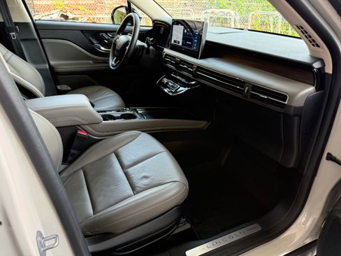 Used 2023 Lincoln Corsair FWD Reserve image 3