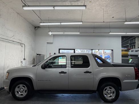 Used 2008 Chevrolet Avalanche 2WD image 3