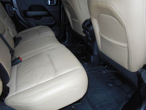 Used 2018 Jeep Wrangler Unlimited Sahara image 9