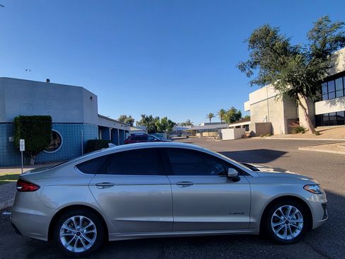 Used 2019 Ford Fusion SE Hybrid FWD image 2