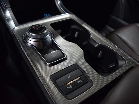 Used 2021 Ford Edge Titanium image 27