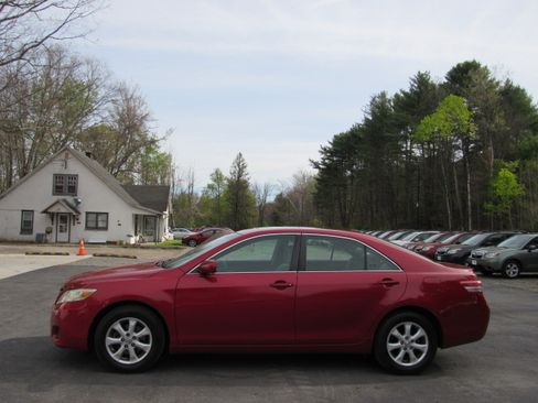 Used 2011 Toyota Camry LE Sedan FWD image 3
