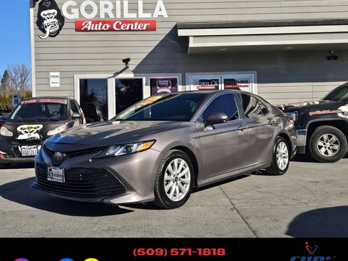 Used 2018 Toyota Camry LE image 3