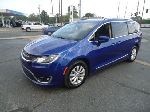 Used 2018 Chrysler Pacifica Touring-L FWD image 15