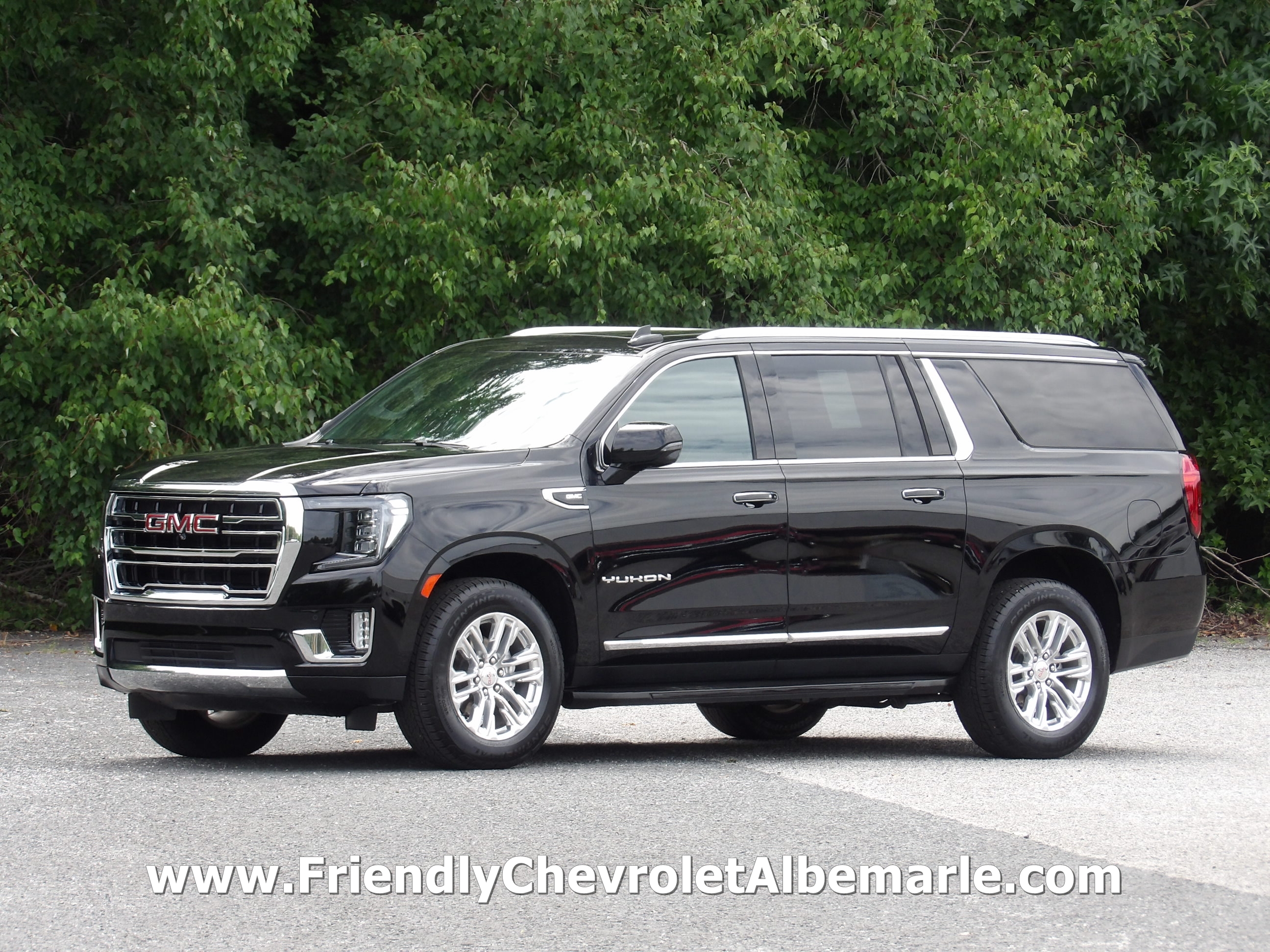 Used 2024 GMC Yukon XL 2WD SLT image 1