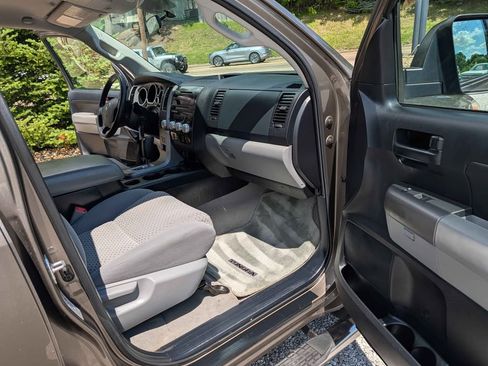 Used 2011 Toyota Tundra 4x4 CrewMax image 8