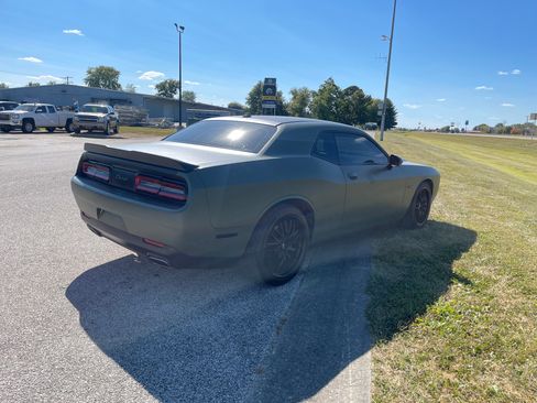 Used 2015 Dodge Challenger SXT image 4