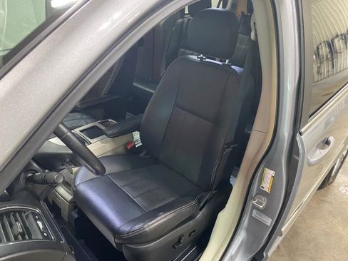 Used 2015 Chrysler Town & Country Touring-L FWD image 7