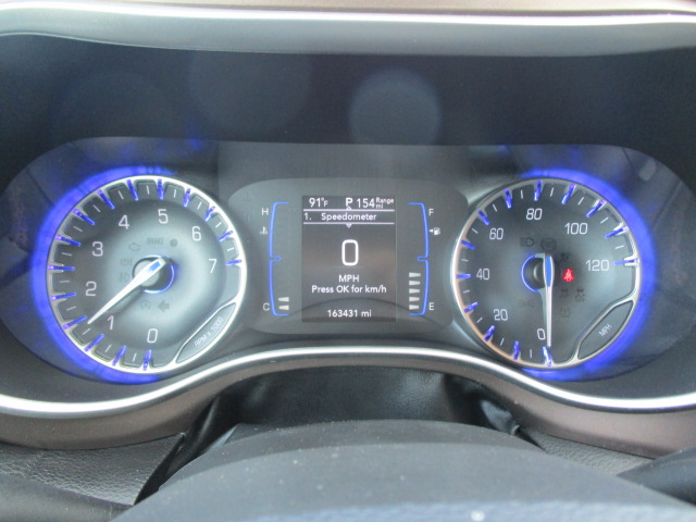 Used 2018 Chrysler Pacifica Touring-L FWD image 37