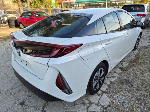 Used 2017 Toyota Prius Prime Advanced image 3