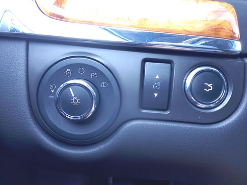 Used 2013 Lincoln MKS image 25