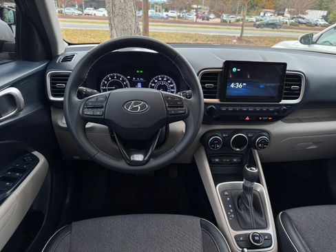 Used 2022 Hyundai Venue Limited image 15