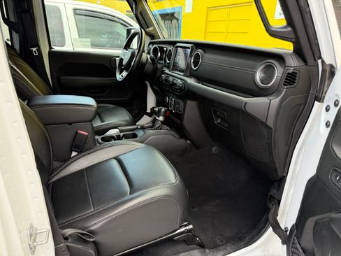 Used 2021 Jeep Gladiator Overland image 3