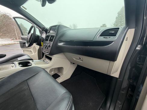 Used 2019 Dodge Grand Caravan SXT image 23