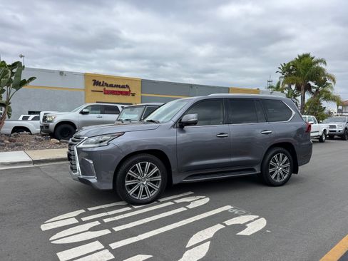 Used 2016 Lexus LX 570 image 1