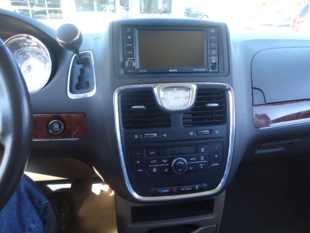 Used 2015 Chrysler Town & Country Touring-L FWD image 16