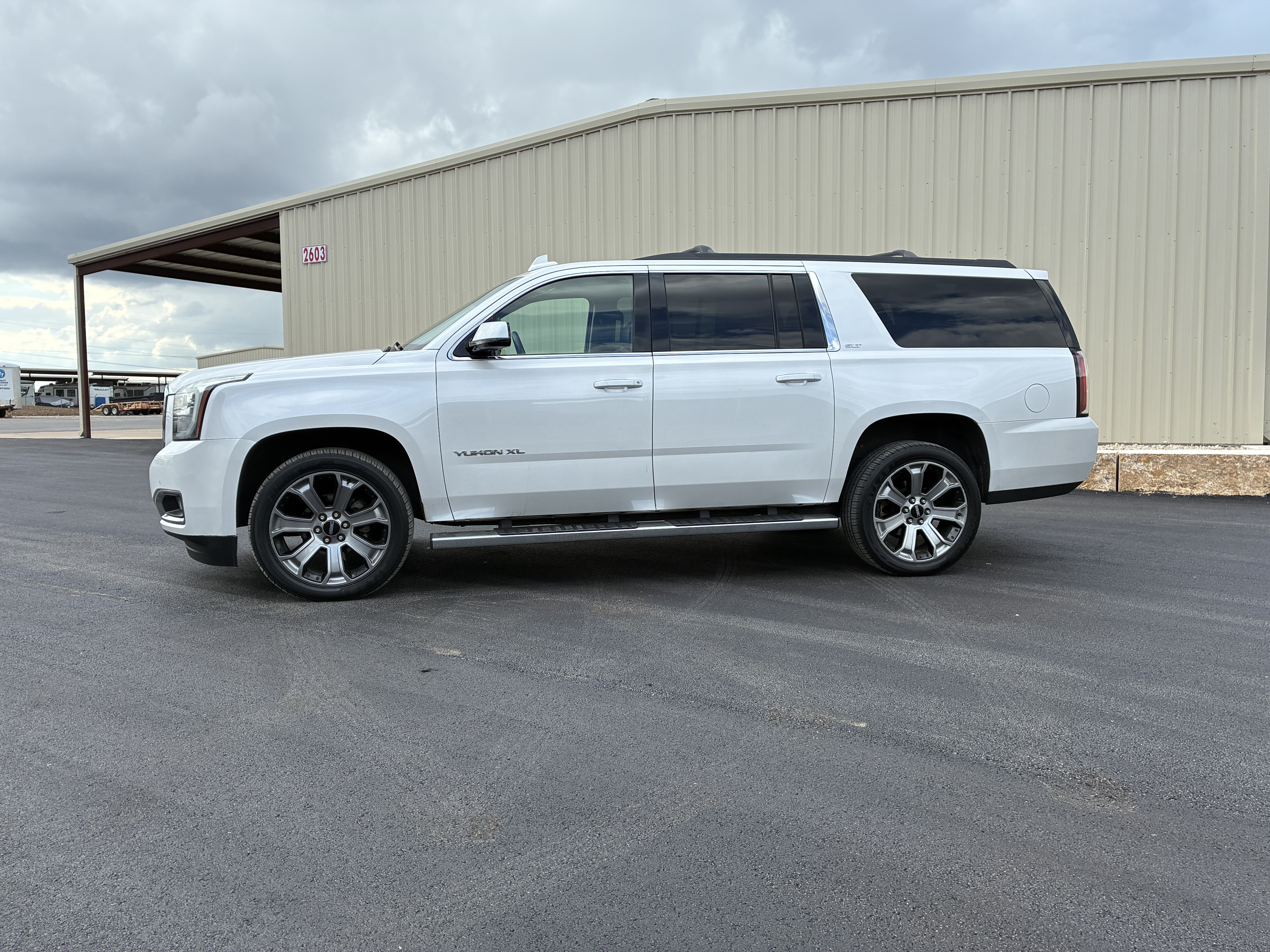 Used 2019 GMC Yukon XL 2WD SLT image 2