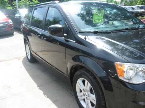 Used 2019 Dodge Grand Caravan SXT FWD image 3