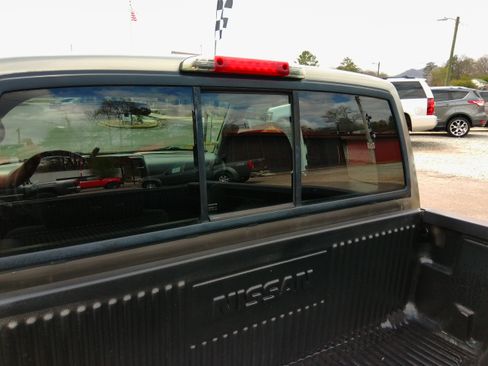 Used 2004 Nissan Frontier XE image 14