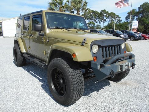 Used 2013 Jeep Wrangler 4WD Unlimited Sahara image 3