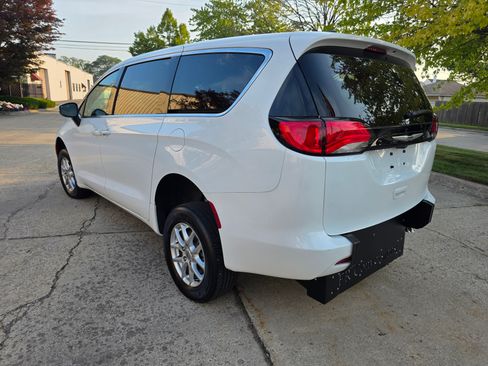 Used 2022 Chrysler Voyager LX image 7
