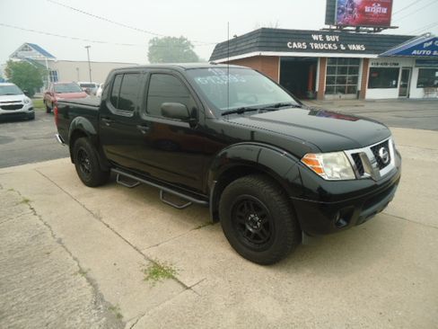 Used 2015 Nissan Frontier 4x4 Crew Cab SV image 8