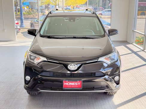 Used 2018 Toyota RAV4 XLE image 2