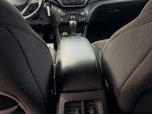 Used 2019 Jeep Cherokee Latitude image 11