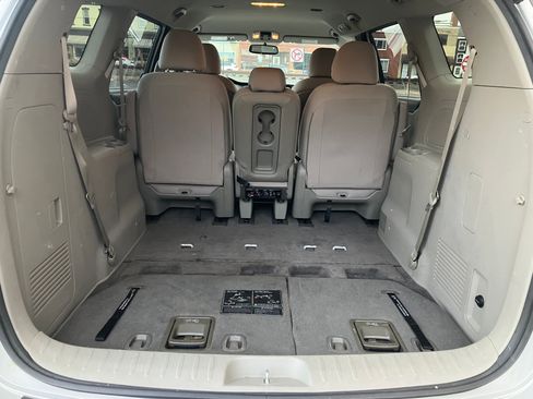 Used 2018 Kia Sedona LX image 16