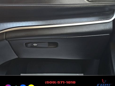 Used 2024 Jeep Grand Cherokee Laredo image 13