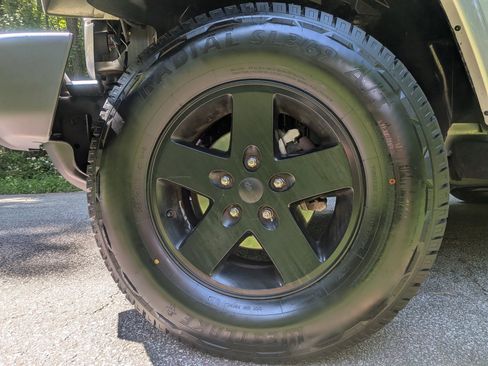 Used 2012 Jeep Wrangler Sahara image 18