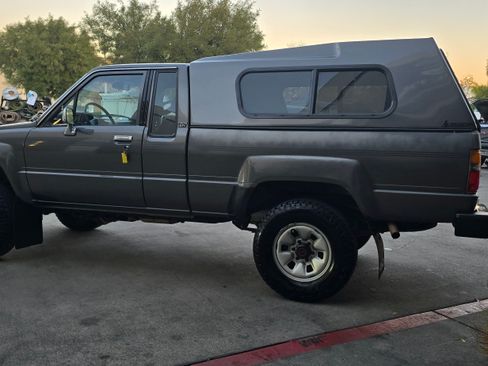 Used 1988 Toyota Pickup Deluxe image 9