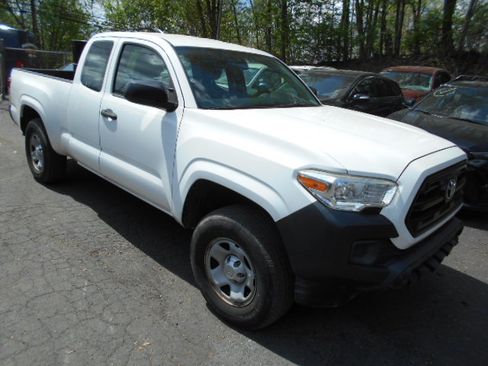 Used 2017 Toyota Tacoma image 2
