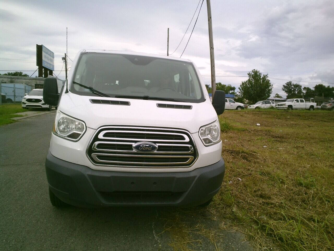 Used 2017 Ford Transit 350 148 Low Roof Wagon RWD image 3