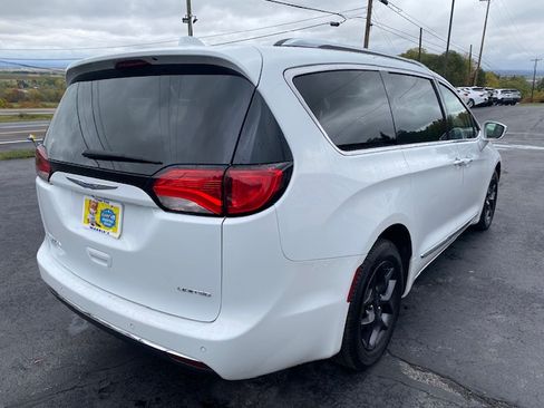 Used 2018 Chrysler Pacifica Limited image 7