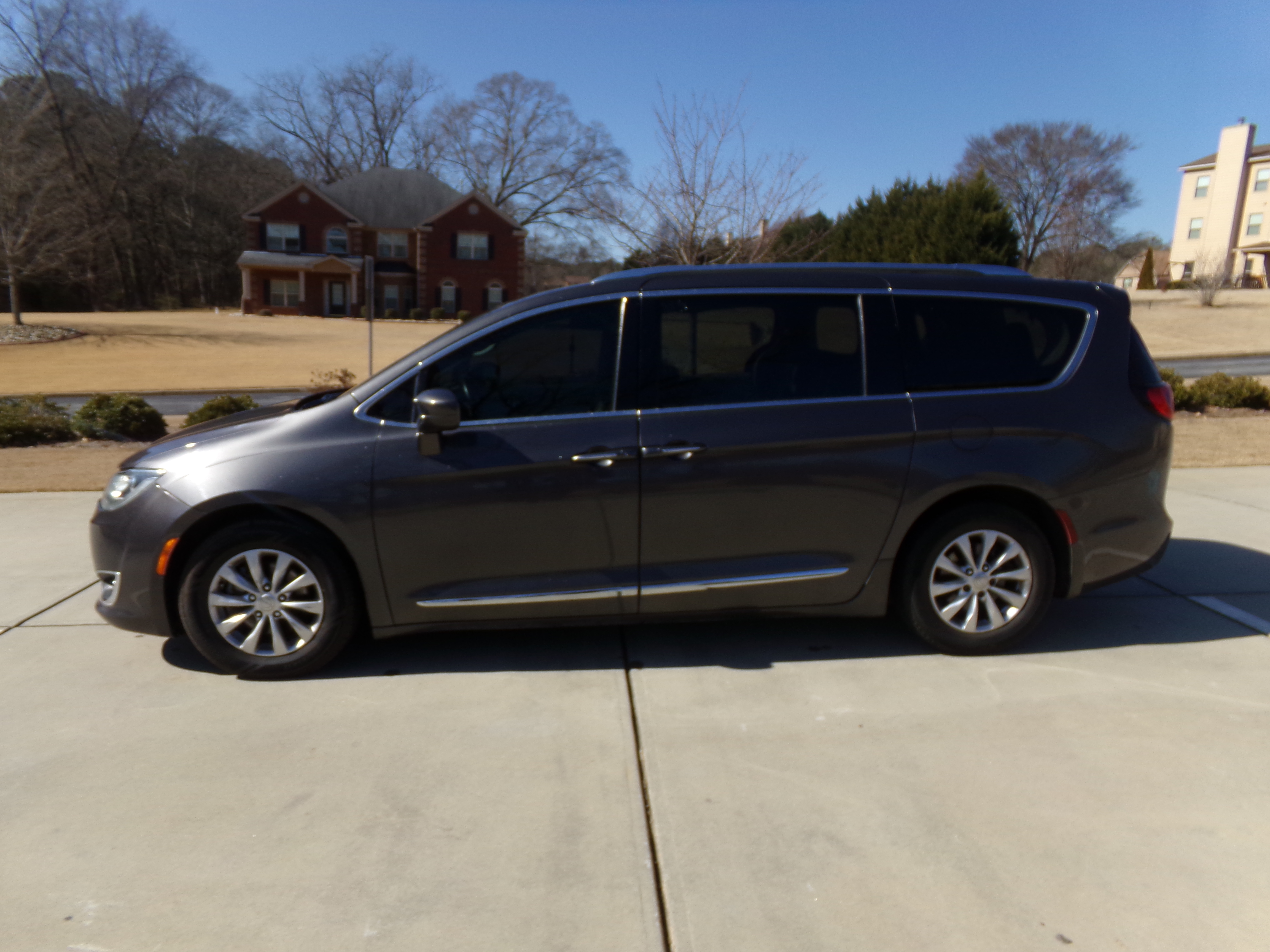 Used 2018 Chrysler Pacifica Touring-L Plus FWD image 2