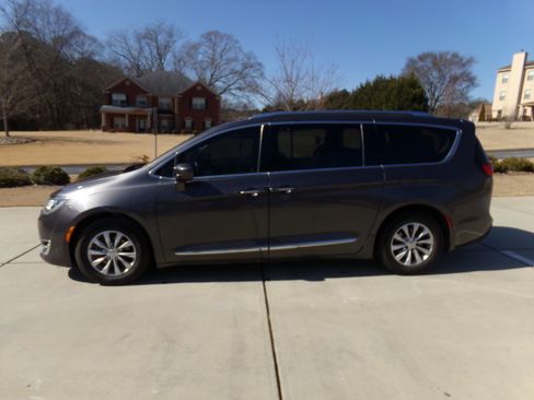 Used 2018 Chrysler Pacifica Touring-L Plus image 2