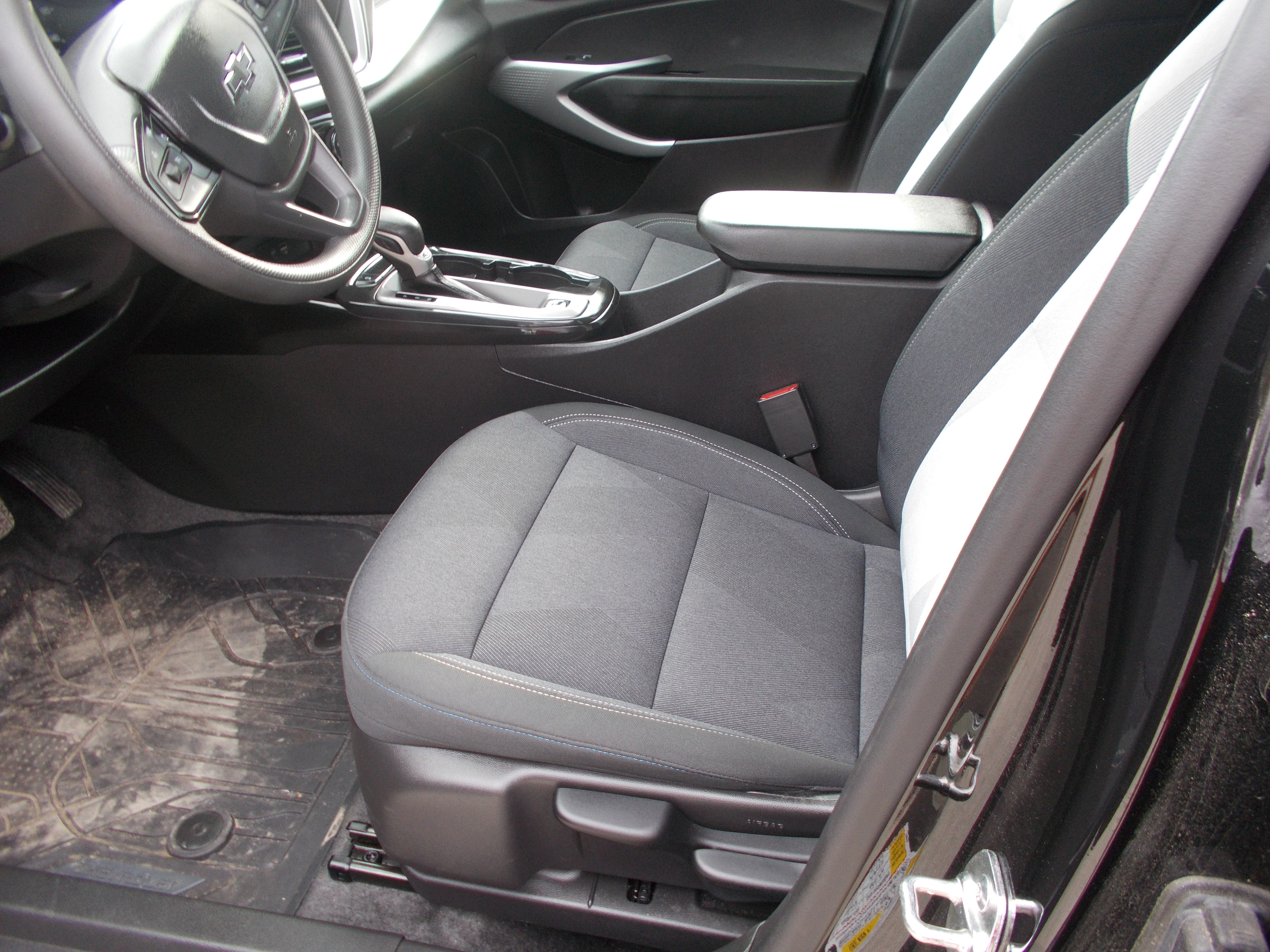 Used 2025 Chevrolet Trax LS FWD image 7