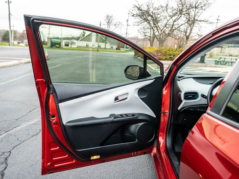 Used 2016 Toyota Prius image 21