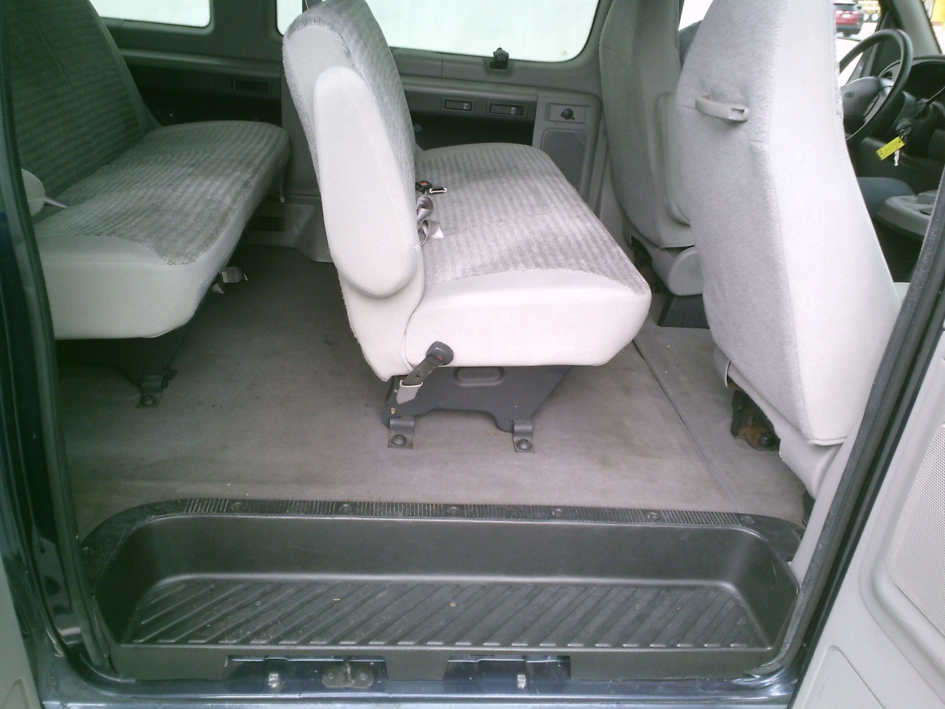 Used 2002 Ford E-350 and Econoline 350 Club Wagon Extended Super Duty RWD image 7