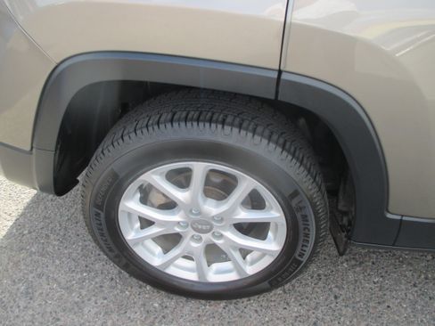 Used 2017 Jeep Cherokee Latitude Plus FWD image 17