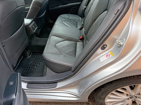 Used 2018 Toyota Camry XLE image 10