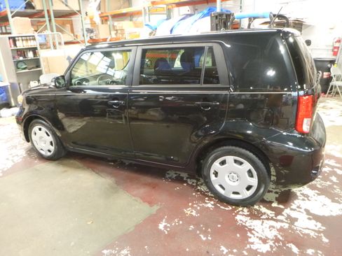 Used 2013 Scion xB image 1