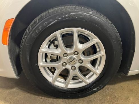 Used 2023 Chrysler Pacifica Touring-L image 6