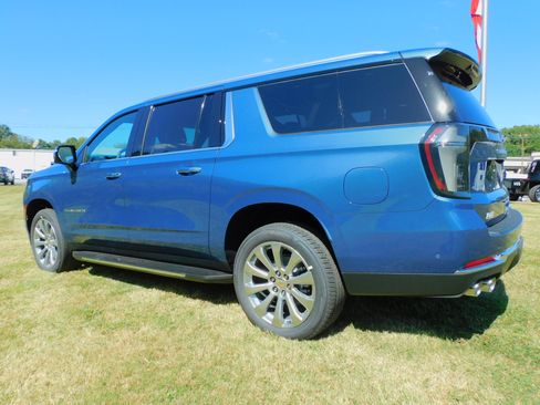 New 2026 Chevrolet Suburban Premier image 8
