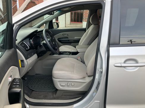 Used 2018 Kia Sedona LX image 12