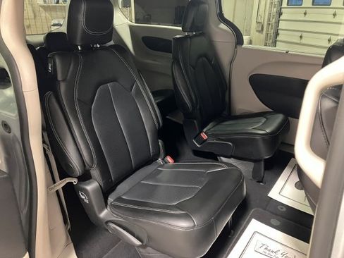 Used 2024 Chrysler Pacifica Touring-L image 24