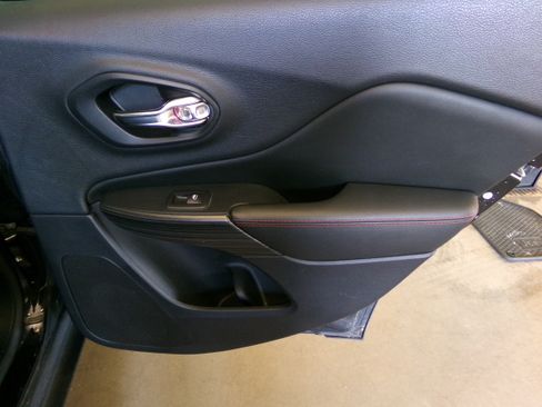 Used 2017 Jeep Cherokee Trailhawk image 14