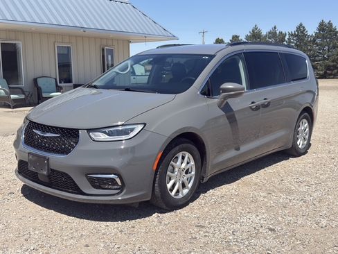 Used 2022 Chrysler Pacifica Touring-L FWD image 1