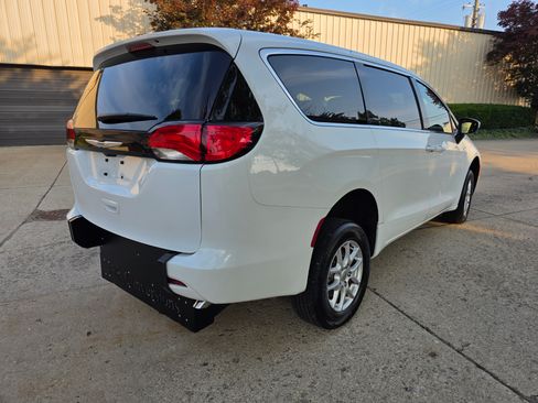 Used 2022 Chrysler Voyager LX image 5